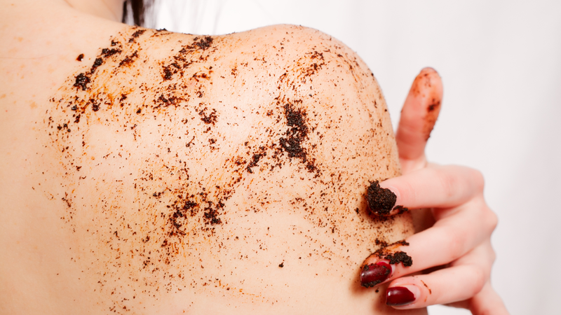 Tẩy tế bào chết lưng bằng bã cà phê là một trong những cách hết mụn lưng