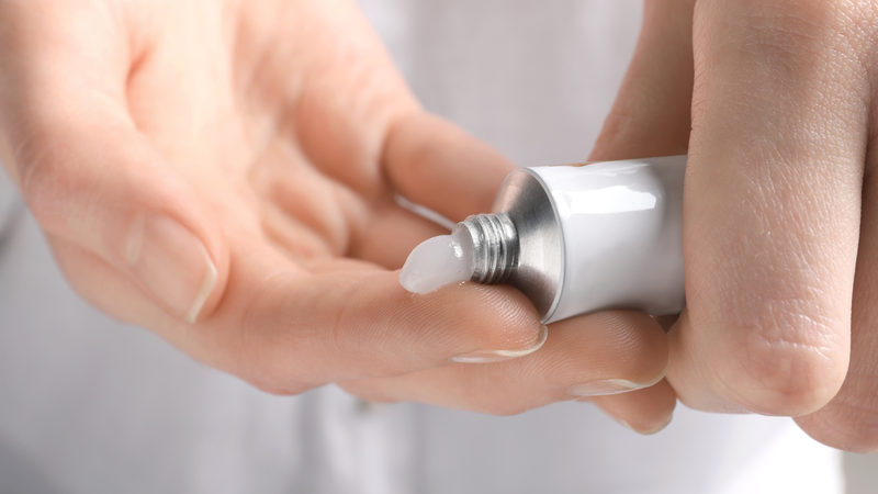 Sử dụng kem trị mụn lưng theo hướng dẫn của bác sĩ